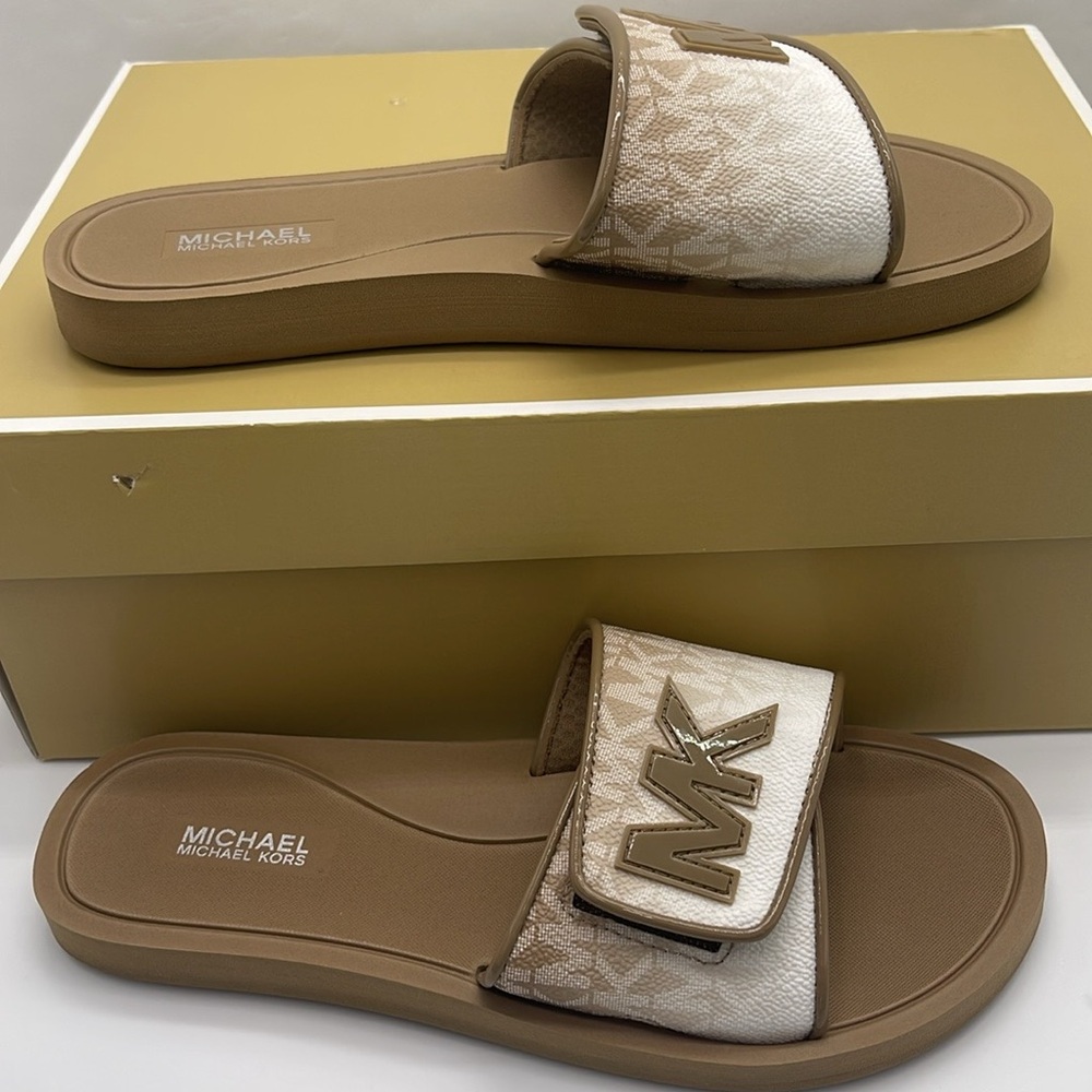 Michael Kors Slide Logo Sandals Palmer Ombré Signature
Husk 
NWT - Picture 3 of 16